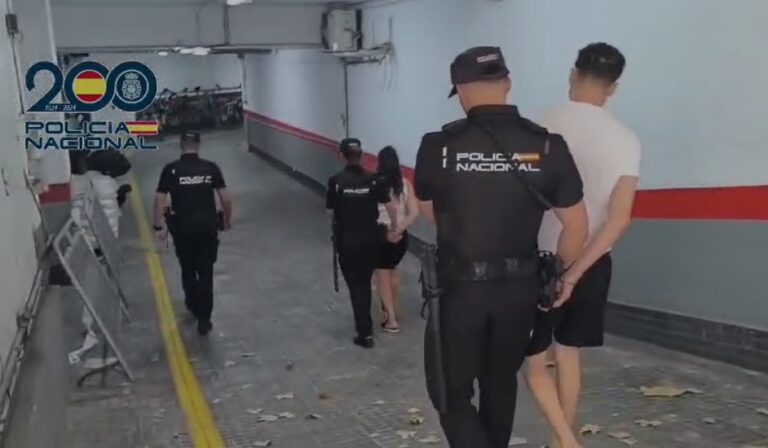 Pareja detenida por venta de droga en piso de Foners