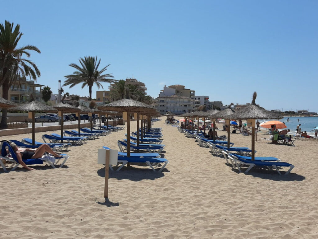 Playas sombrillas y hamacas 2