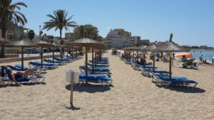 Playas sombrillas y hamacas 2