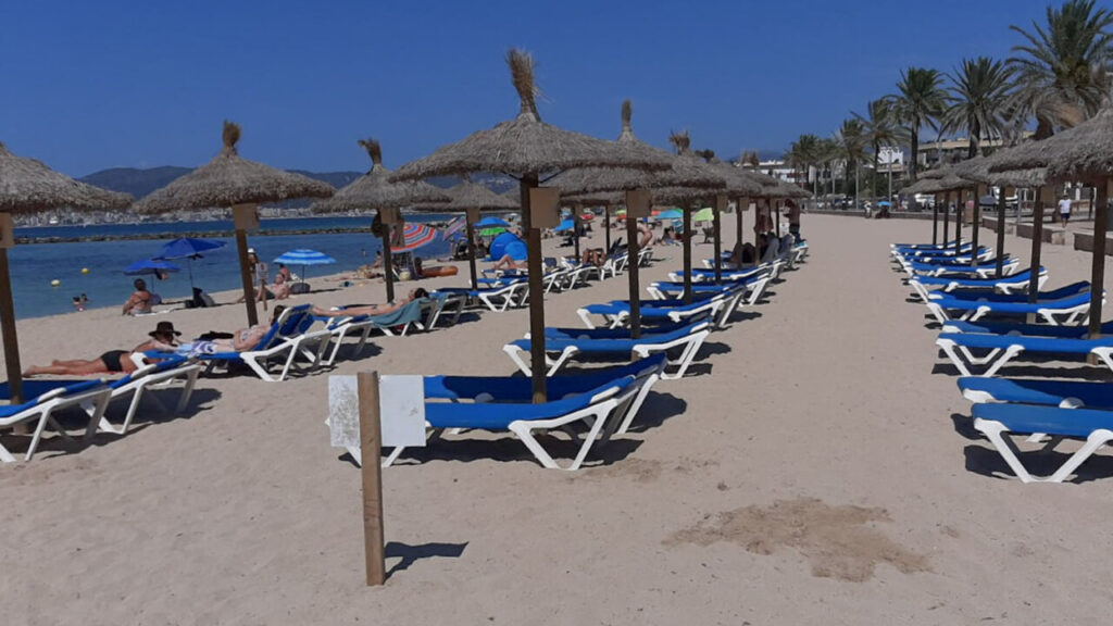 Playas sombrillas y hamacas