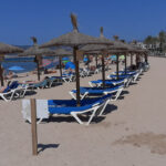 Playas sombrillas y hamacas