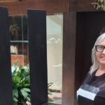 Teresa Matas posa junto a algunas de sus obras