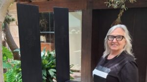 Teresa Matas posa junto a algunas de sus obras