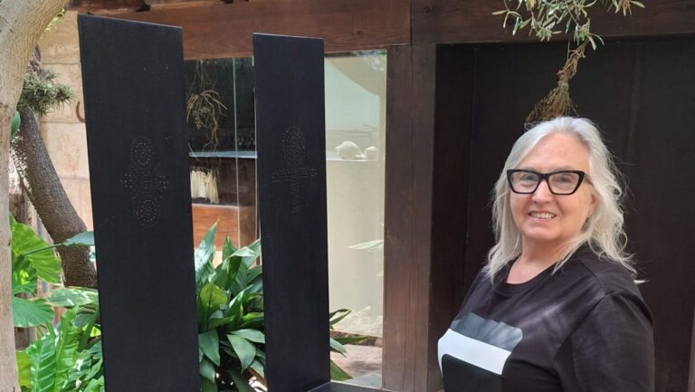 Teresa Matas posa junto a algunas de sus obras