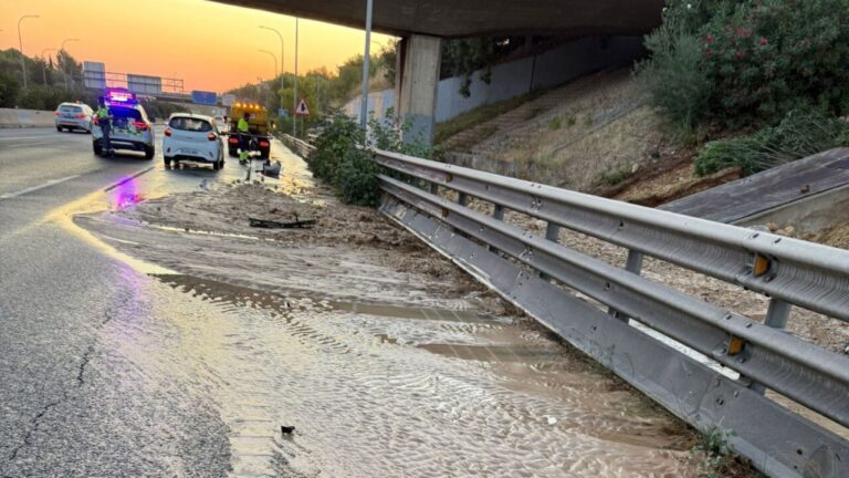 Un motorista en estado crítico tras chocar en la Vía de Cintura, inundada por el reventón de una tubería