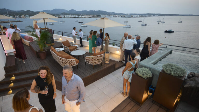 Vibra Hotels inaugura su primer atardecer en San Antonio con una celebración en el nuevo Vibra Yamm