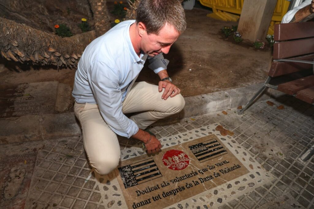 Piedra homenaje a los voluntarios de la 'marxa'