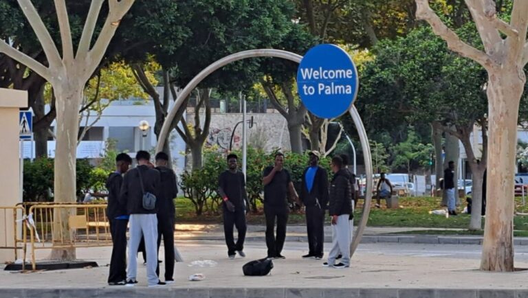 Inmigrantes irregulares en la estación marítima de Palma