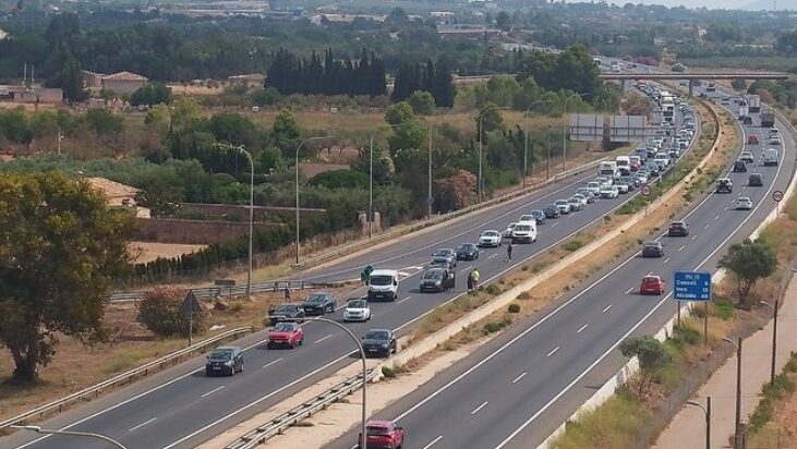Atasco kilométrico tras un accidente en la autopista de Inca