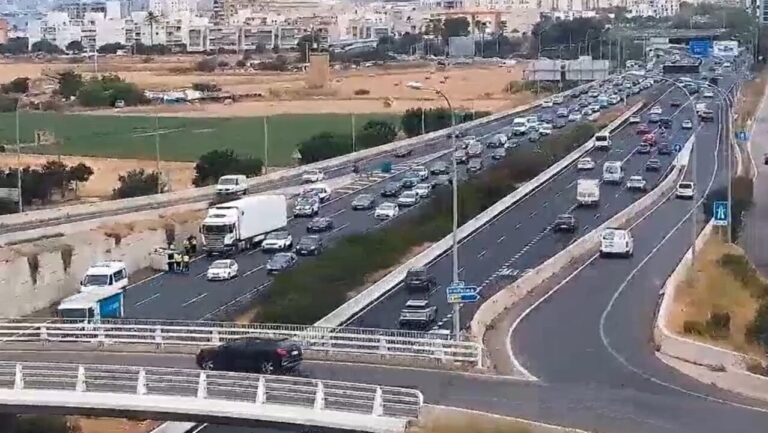 Sucesos. Cuatro kilómetros de retenciones en la salida de Palma por la Ma 19 debido a un accidente de tráfico