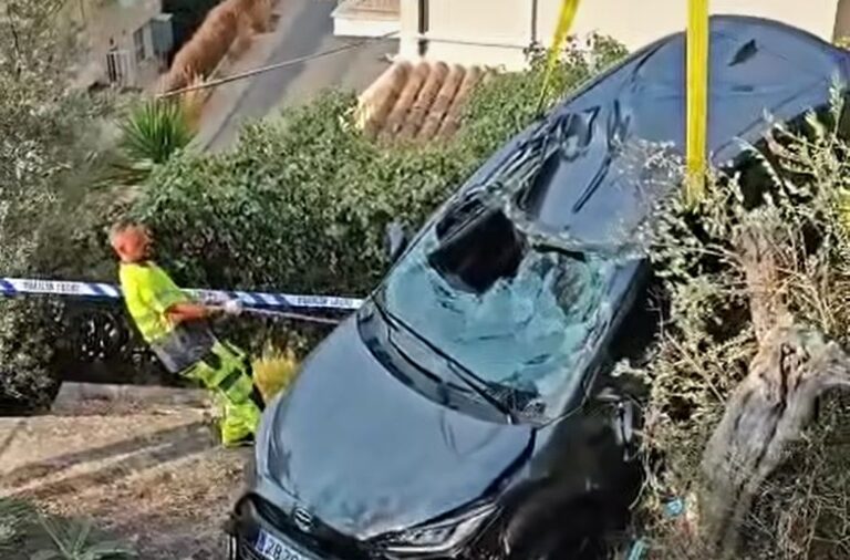Un coche se sale de la vía y termina en el jardín de una casa en Port de Sóller