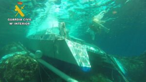 Detenido el patrón del catamarán que embistió a una nave en Cala d'Hort