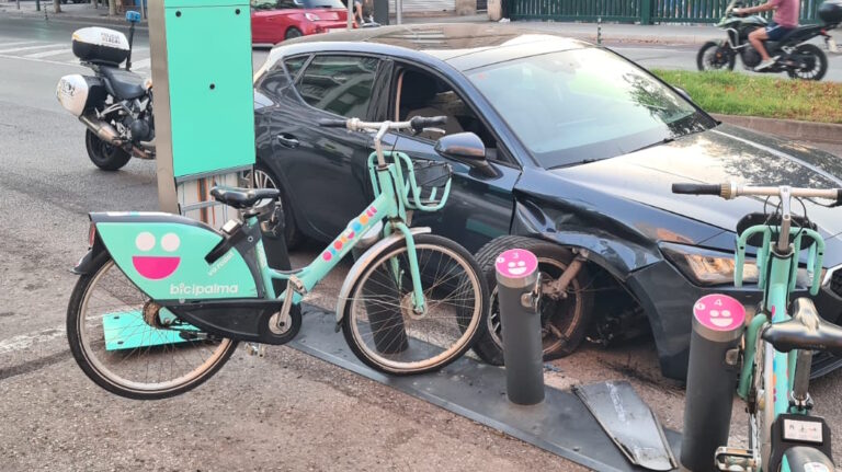 Un conductor borracho destroza parte de una estación de Bicipalma
