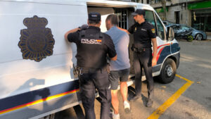 detenido falsedad documental