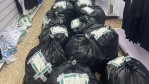 Intervenidas más de 2.500 prendas falsificadas en comercios de de Can Picafort