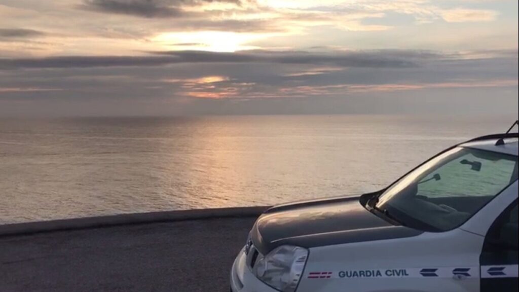 Un vehículo de la Guardia Civil, junto al mar en Mallorca.