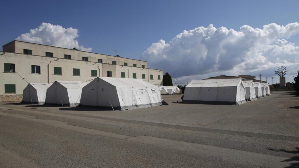 Archivo - Tiendas de campaña colocadas en las instalaciones del antiguo cuartel de Son Tous para la atención de migrantes, a 18 de octubre de 2021, en Palma de Mallorca, Islas Baleares, (España). - Isaac Buj - Europa Press - Archivo