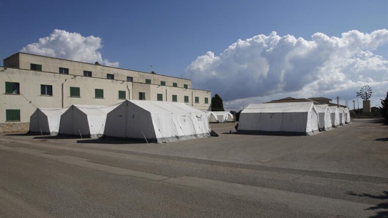 Archivo - Tiendas de campaña colocadas en las instalaciones del antiguo cuartel de Son Tous para la atención de migrantes, a 18 de octubre de 2021, en Palma de Mallorca, Islas Baleares, (España). - Isaac Buj - Europa Press - Archivo