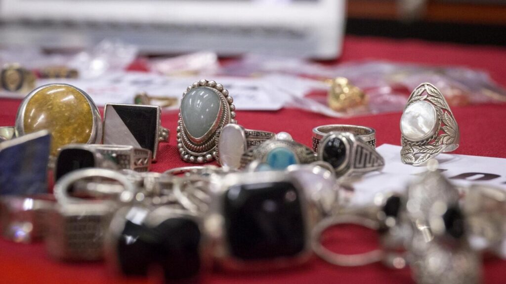 Archivo - Imagen de archivo de objetos y joyas extraviadas en Madrid