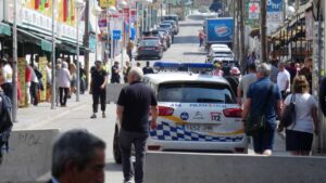 Agentes de la Policía Local en una calle del área de Playa de Palma.