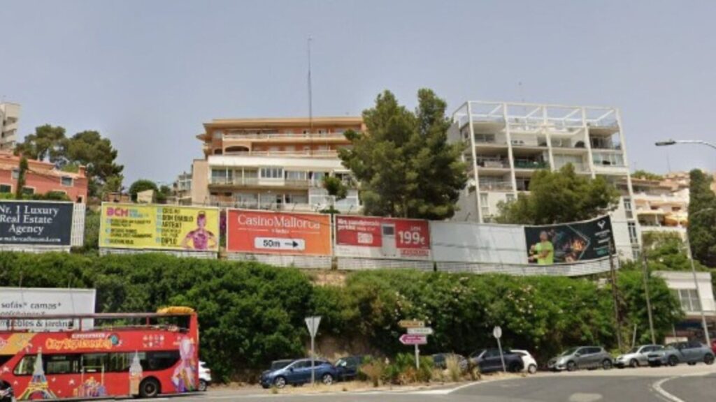 Cinco intoxicados en un incendio junto a Porto Pi