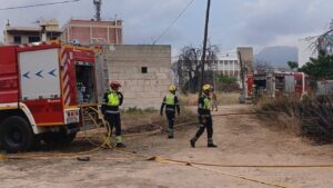 Un bombero herido durante la extinción de un incendio en Inca