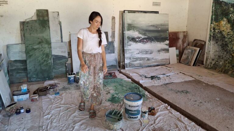 Jazmín Luna: entre verdes y azules, figuras y abstractos