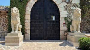 El Museo Sa Bassa Blanca instala en su entrada dos imponentes réplicas del León de Pireo