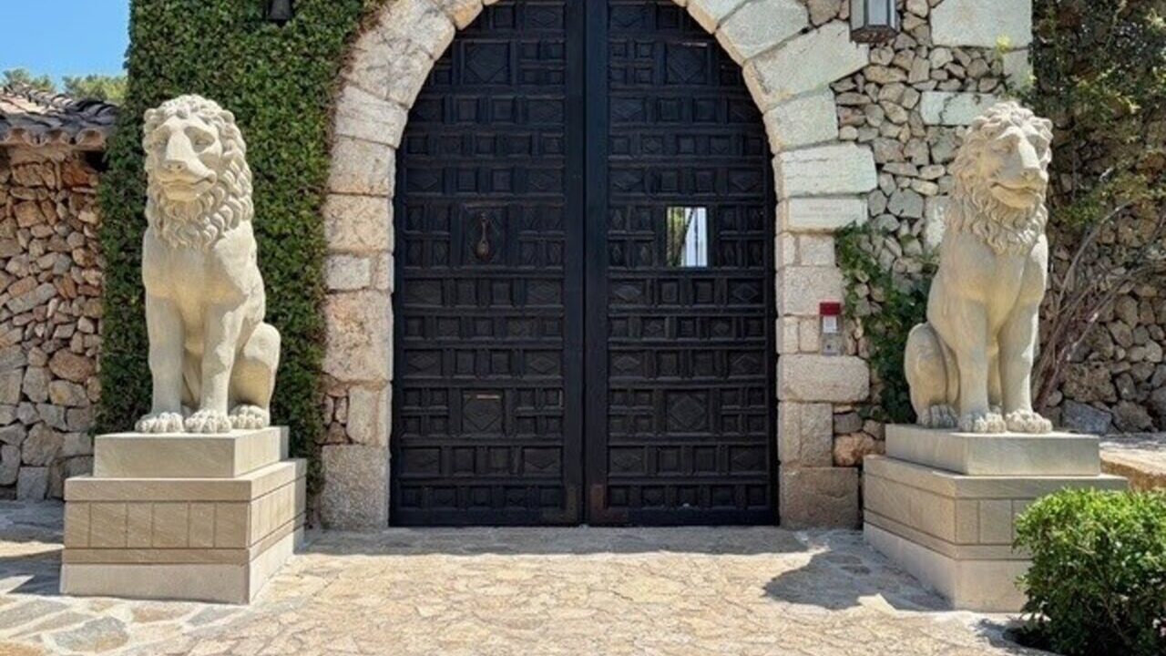 El Museo Sa Bassa Blanca instala en su entrada dos imponentes réplicas del León de Pireo