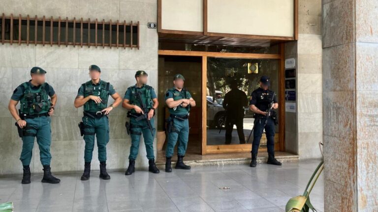 Los detenidos por la trama de blanqueo vinculada a los United Tribuns llegan a los juzgados bajo fuerte custodia