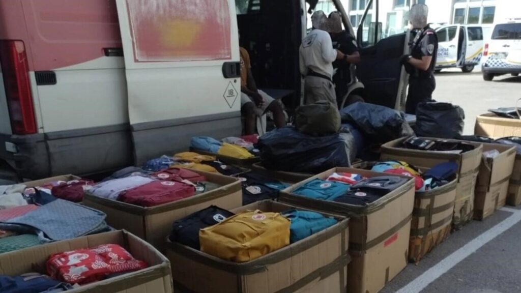 Sucesos. Inspeccionan una furgoneta que huyó tras bloquear el tráfico y descubren más de 700 productos falsificados