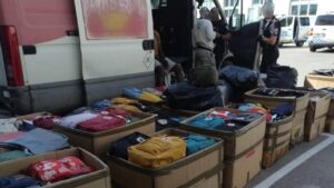 Sucesos. Inspeccionan una furgoneta que huyó tras bloquear el tráfico y descubren más de 700 productos falsificados