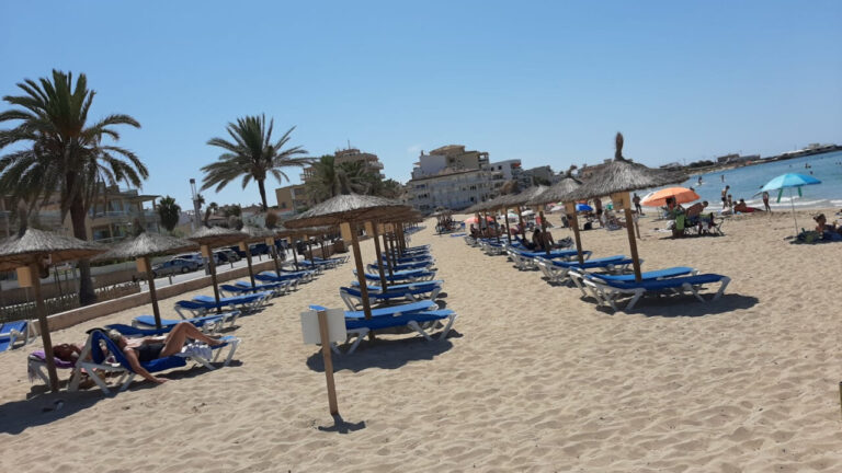 Imagen de la ocupaci&oacute;n de sombrillas y hamacas, el martes 4 de agosto, en Playa de Palma.