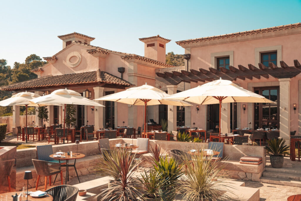 El ambiente de ROKA, donde todo gira en torno a su parrilla ‘robata’, es una de las claves de su éxito.