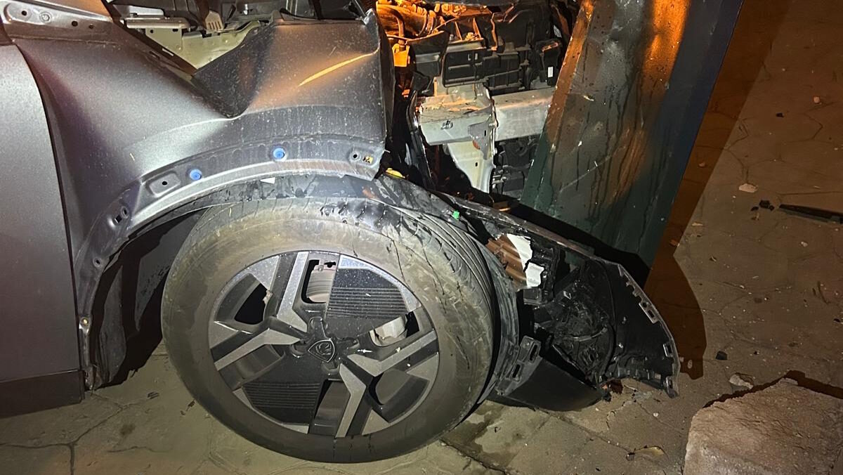 Un conductor borracho revienta la barrera de un garaje en Son Espanyolet