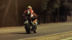 Cazado un motorista circulando a 124 kilómetros por hora en una vía limitada a 50