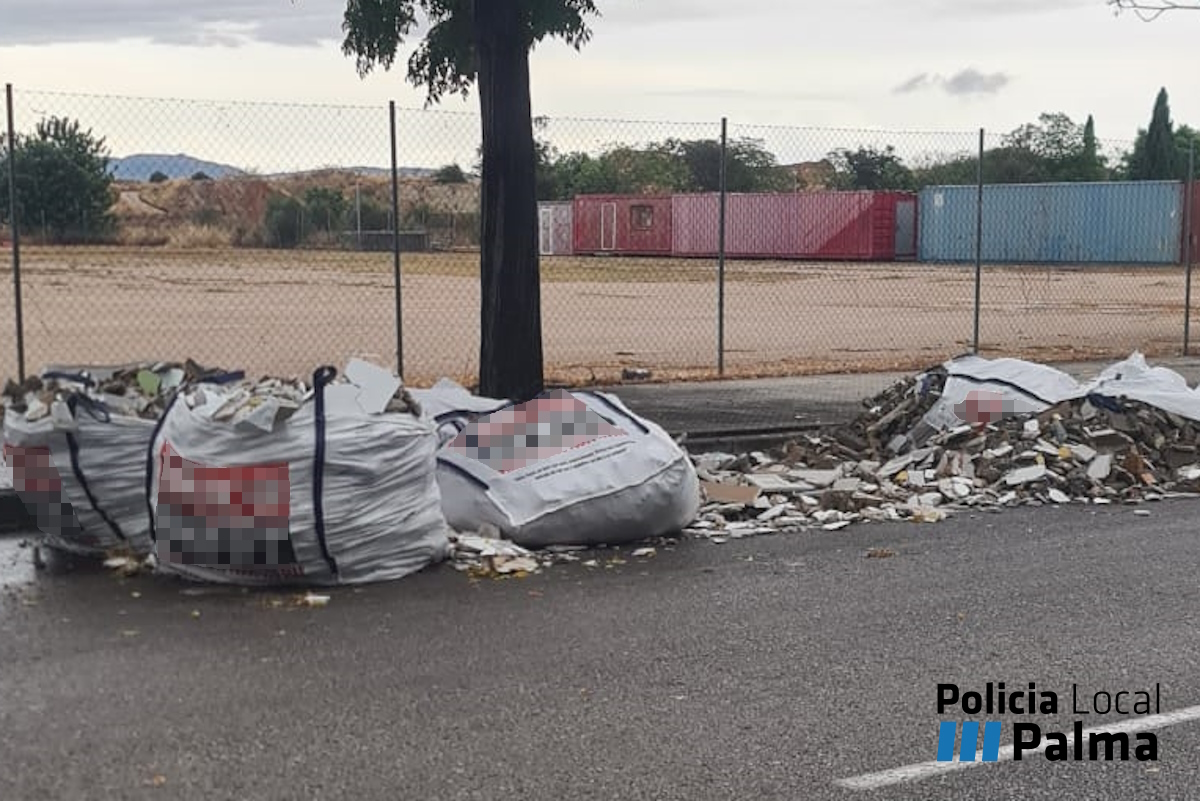 Vertido escombros en Polígono de Palma
