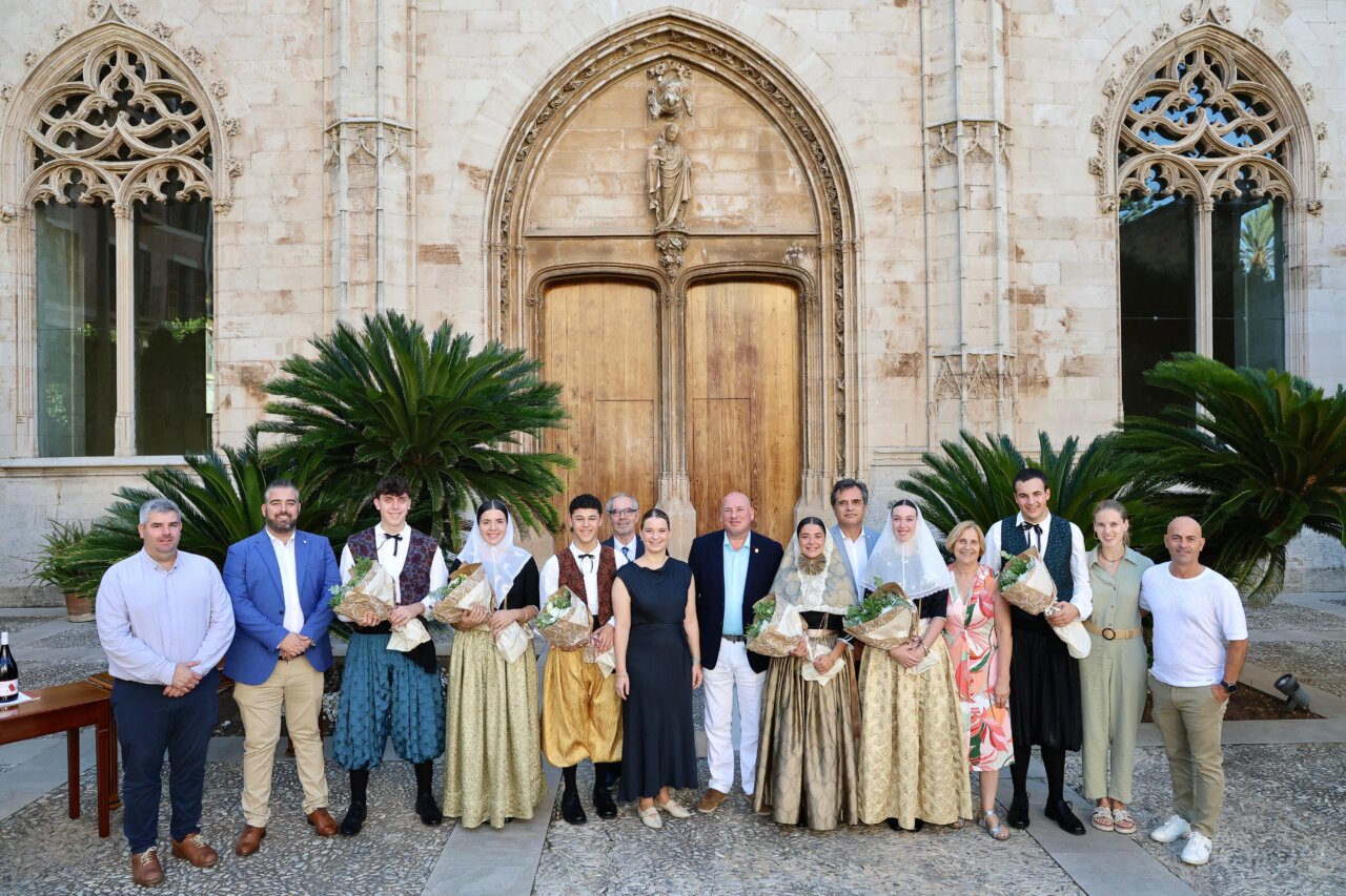 La presidenta del Govern junto a la comitiva de la Fiesta des Vermar de Binissalem. - CAIB La presidenta del Govern junto a la comitiva de la Fiesta des Vermar de Binissalem.- CAIB
