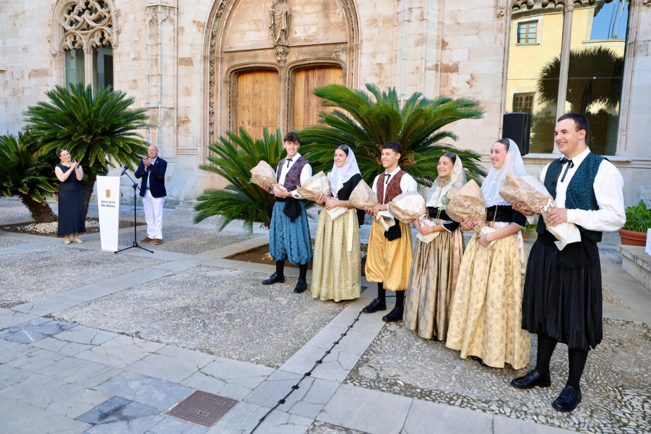 Prohens y el alcalde de Binissalem, felicitando a las vermadores y los vermadors de este año. | Fuente: CAIB. Prohens y el alcalde de Binissalem, felicitando a las vermadores y los vermadors de este año. | Fuente: CAIB.