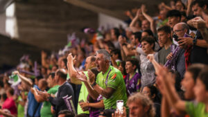 Aficionados celebran un gol en Son Moix