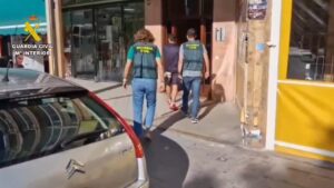 Agentes de la Guardia Civil entran al domicilio del autor del robo y agresión en Alcúdia.