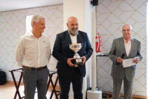 El alcalde de Palma recibe el Trofeo Guillermo Oliver Salas de manos de la Hermandad de Alfonsinos