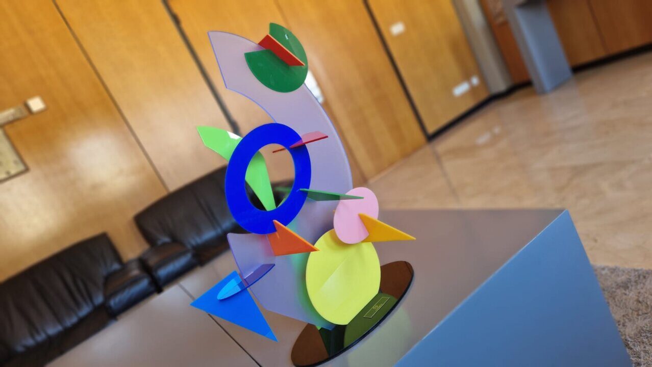 Amparo Alegr&iacute;a, miembro del Grupo Pro Arte Cultura, dona una escultura a Calvi&agrave;