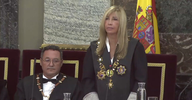 La presidenta Isabel Perelló durante su intervención en el Salón del Plenos del Palacio de Justicia