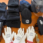 Pasamontañas, guantes y prismáticos requisados por la Guardia Civil en el coche del detenido.