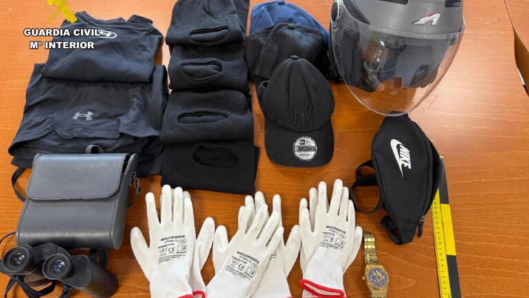 Pasamontañas, guantes y prismáticos requisados por la Guardia Civil en el coche del detenido.