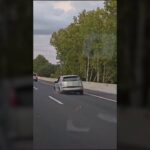 Coche circulando sin dos ruedas