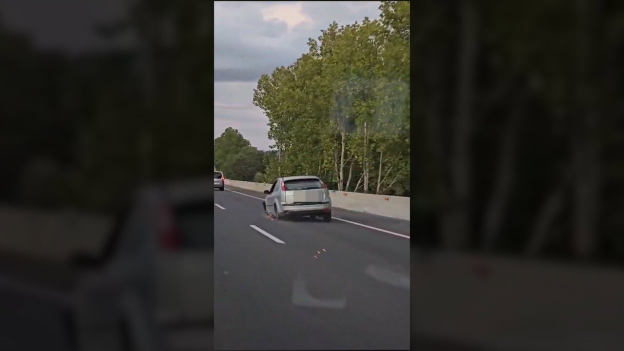 Coche circulando sin dos ruedas