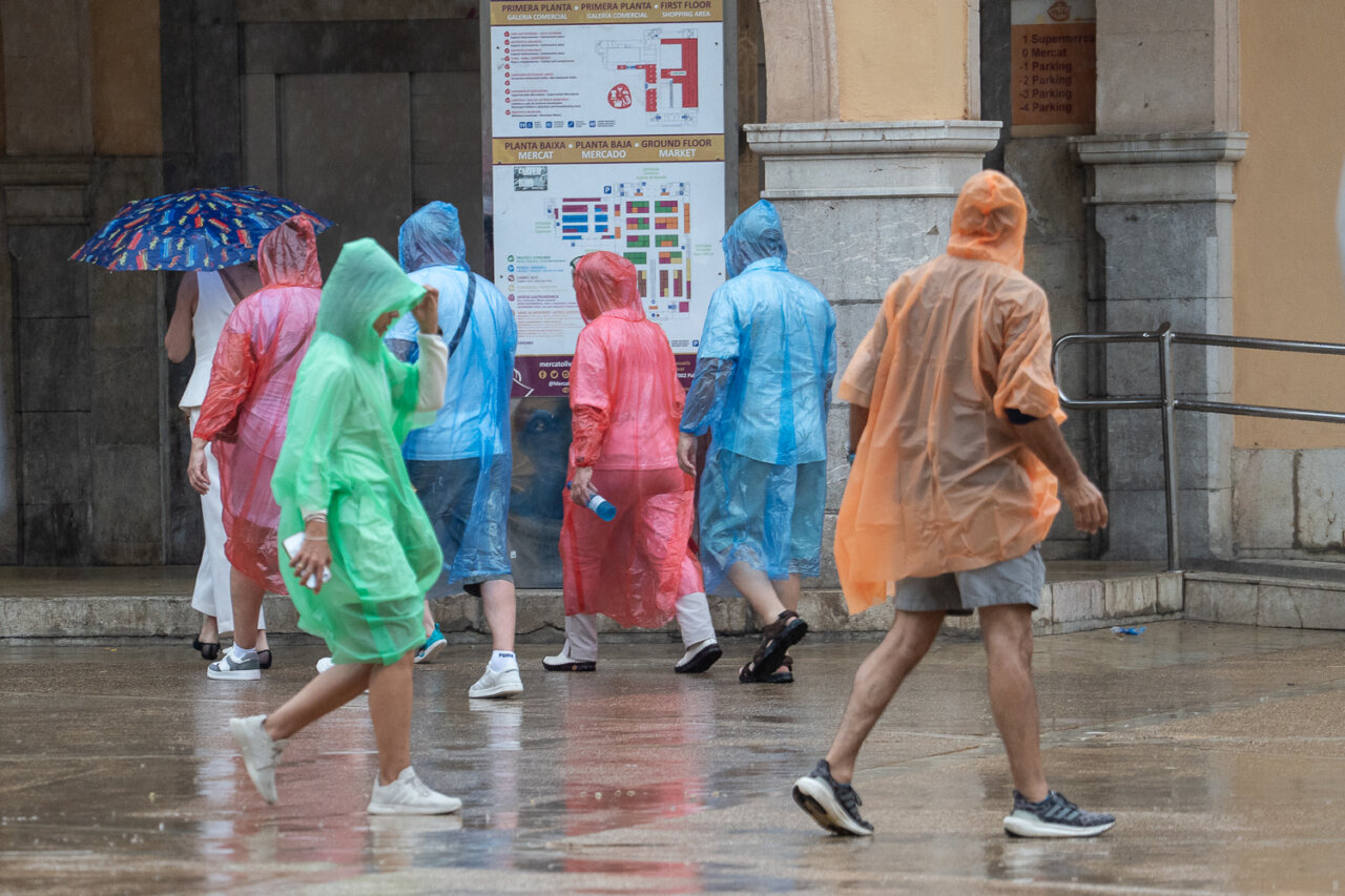 Gente mojada por la lluvia