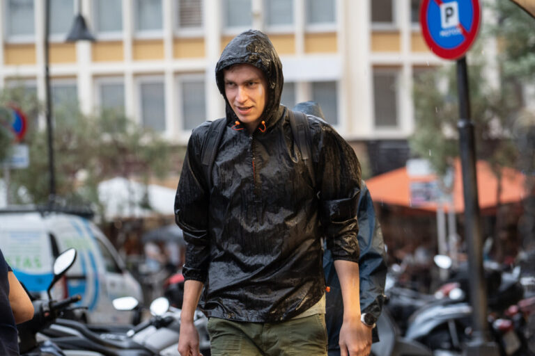 Gente mojada por la lluvia